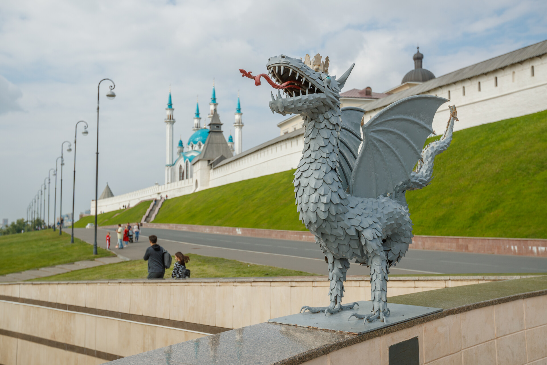 Скульптура в казани 7. Скульптура Зиланта в Казани. Республика Татарстан памятники памятник дракону Зиланту. Зилант 2023. Герб Татарстана Зилант.