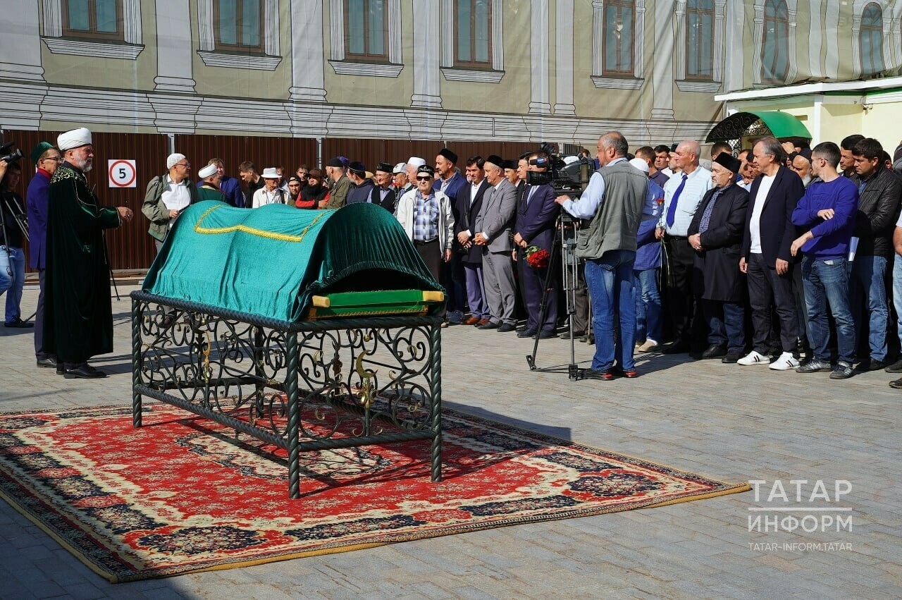 В Казани простились с Флерой Сулеймановой, ее похоронили на кладбище «Курган»