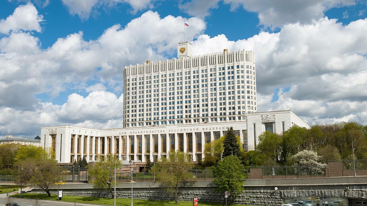 Кабмин разрешил банкам более 30 стран участвовать в валютных торгах в России