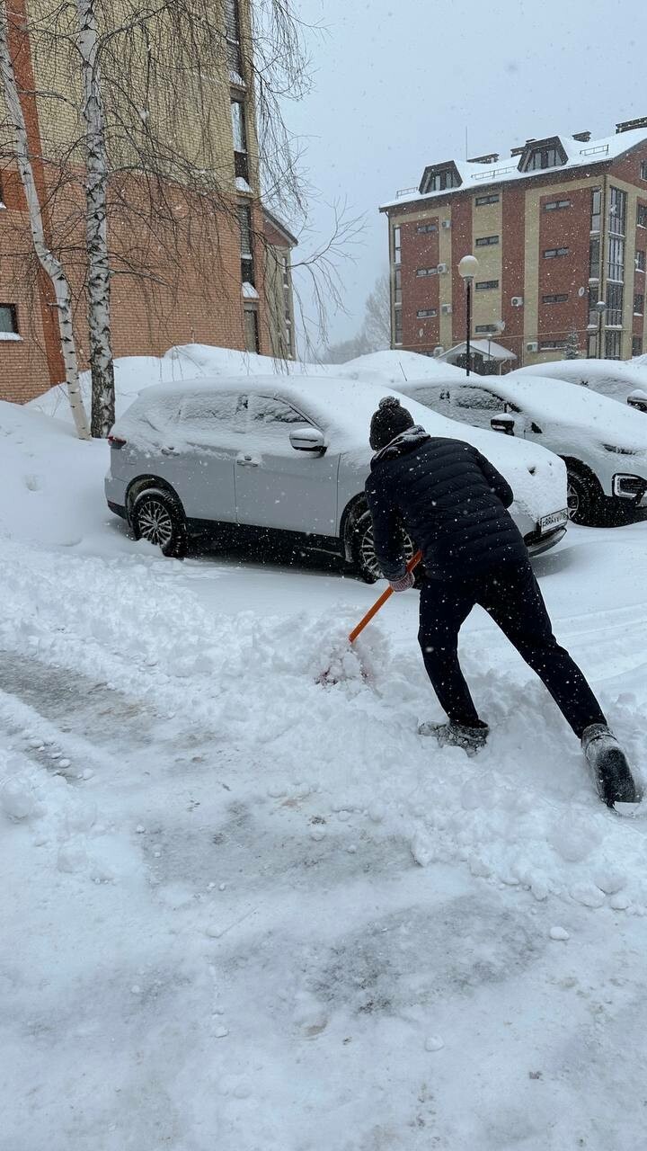 Давайте жить дружно!»: в Нижнекамске жители расчистили двор своего дома от  снега