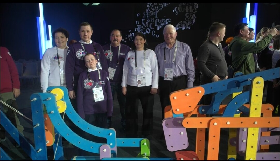 Многодетная семья из Татарстана на форуме в Москве собрала машину Голдберга
