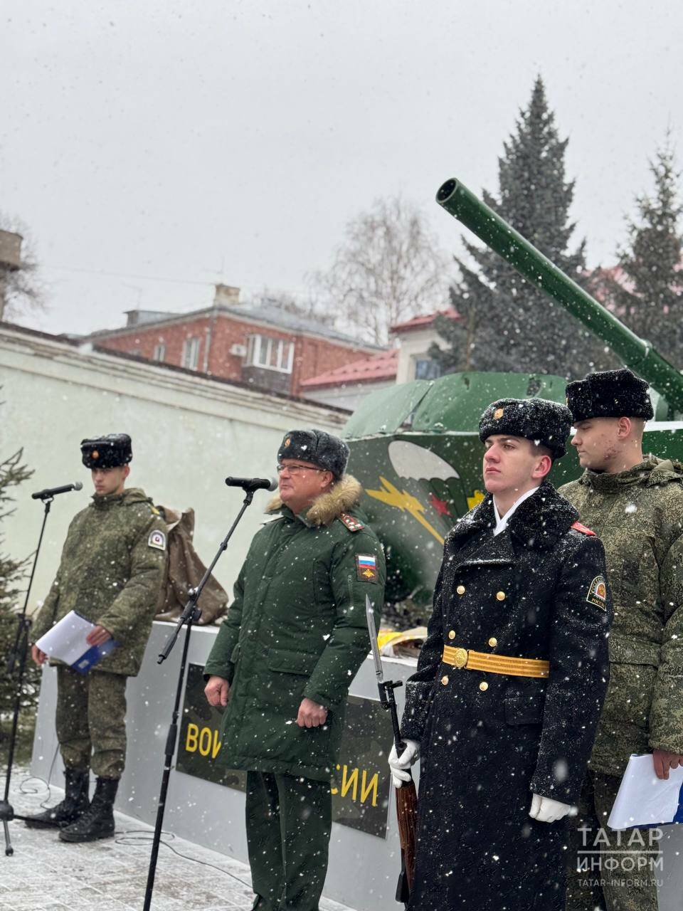 В казанской кадетской школе открыли памятник десантируемой самоходке «Нона-С»