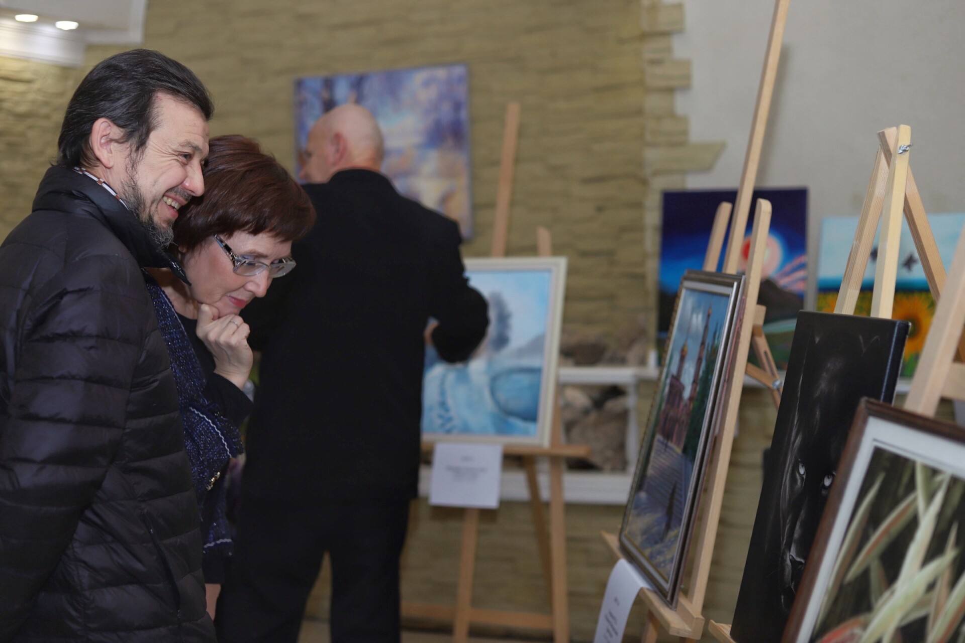 В Нижнекамске на выставке продали три картины, средства направят бойцам СВО