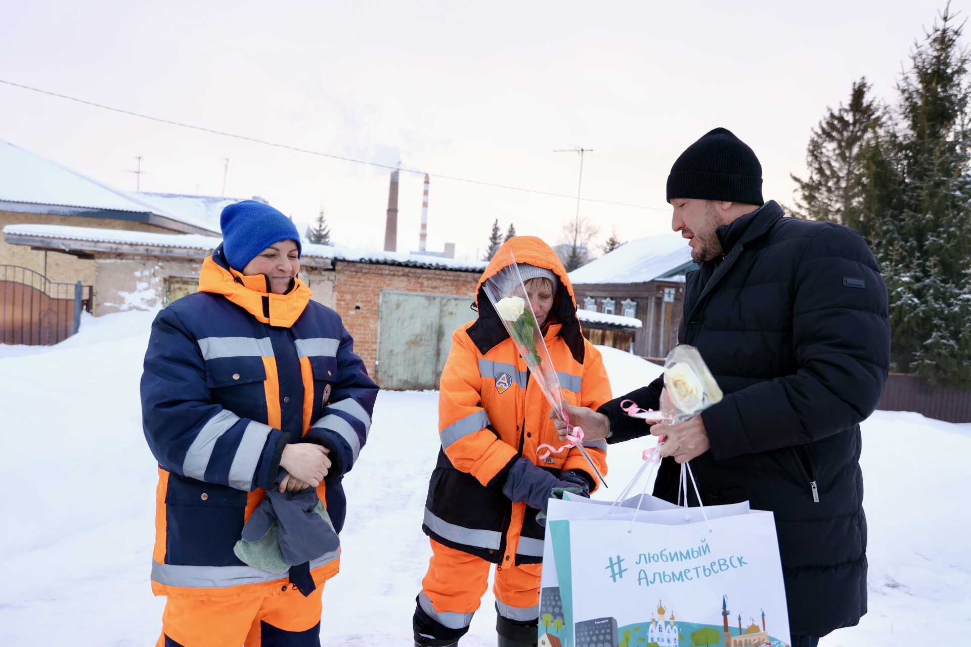 Дворникам в Альметьевске вручили цветы и продуктовые наборы в знак  благодарности