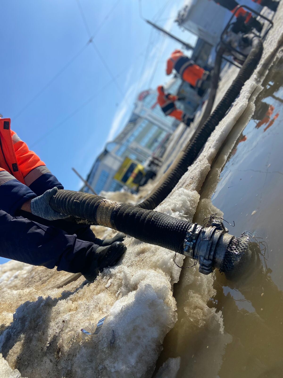 Метроэлектротранс»: Из-за таяния снега воду с трамвайных путей откачивают  ежесуточно