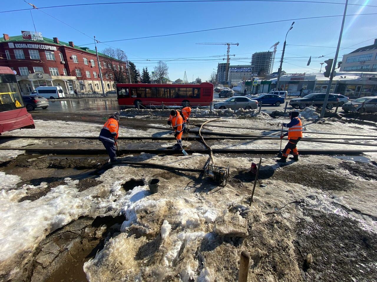 Метроэлектротранс»: Из-за таяния снега воду с трамвайных путей откачивают  ежесуточно