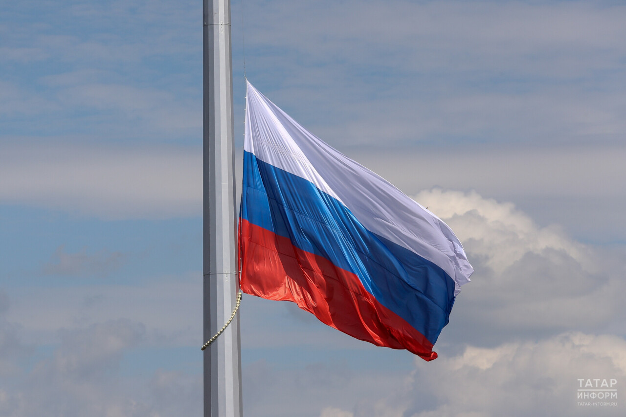 Путин обязал все образовательные учреждения размещать на зданиях российский флаг