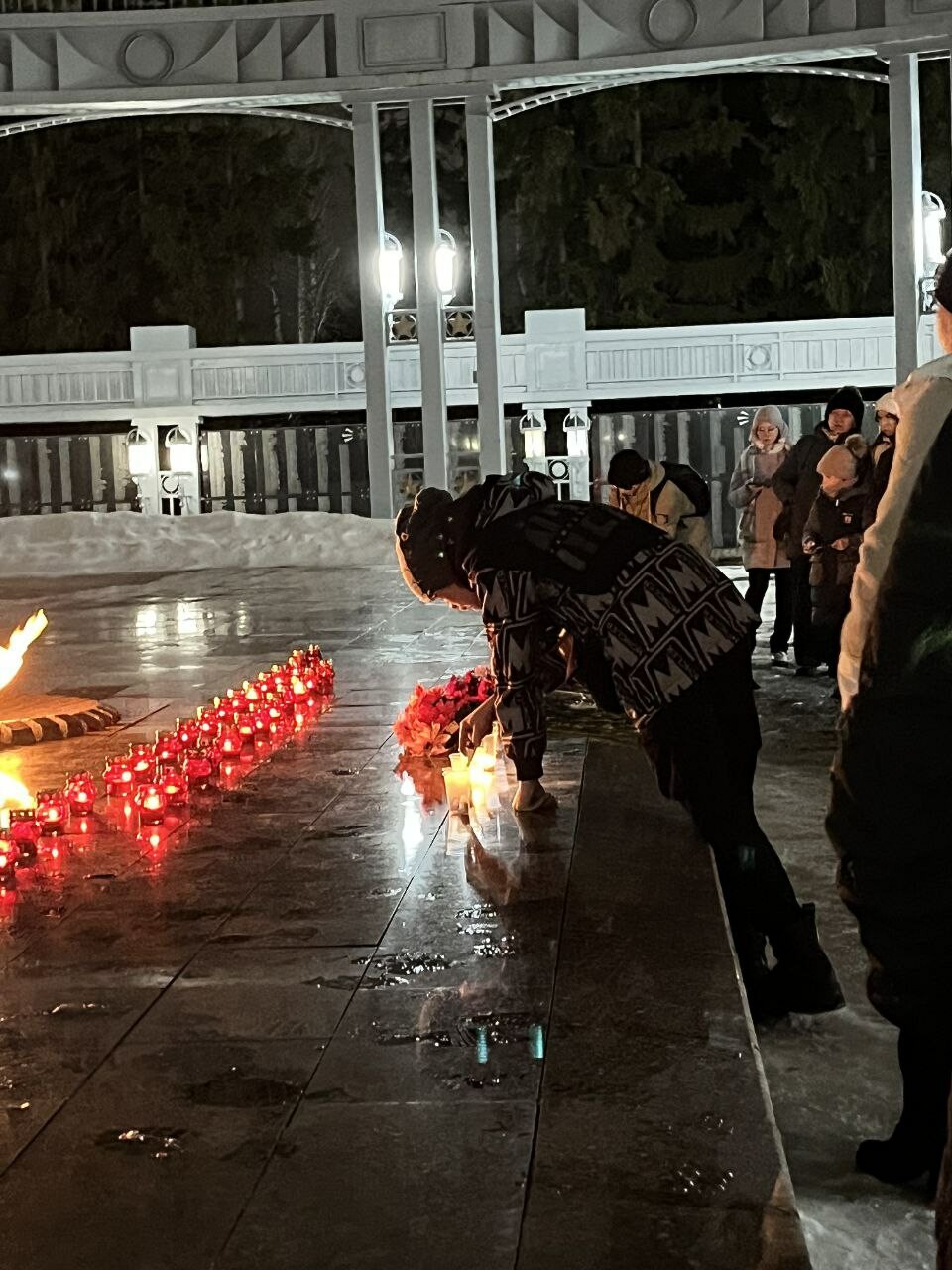 В Альметьевске прошла акция в память о погибших в «Крокус Сити Холле»