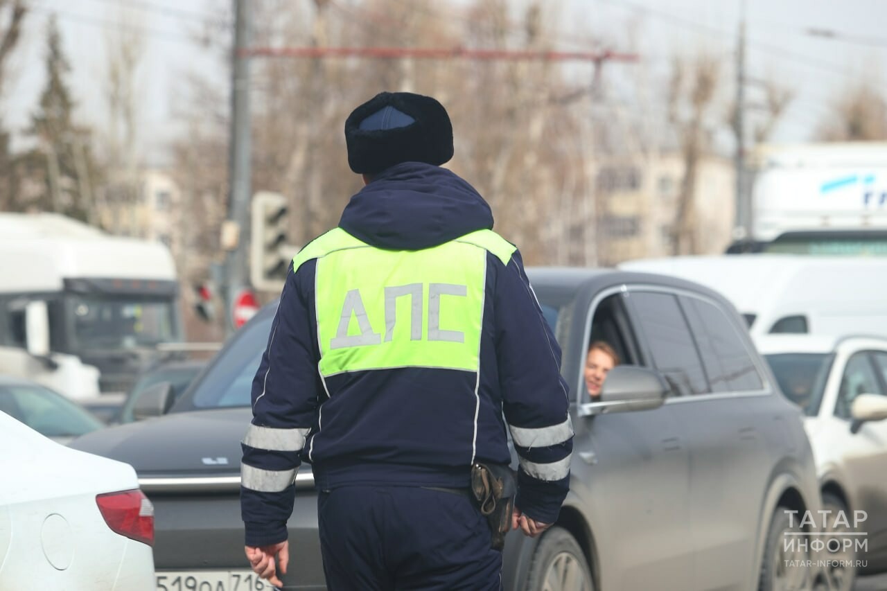 Видео: на Девятаева в Казани грузовик опрокинулся на бок