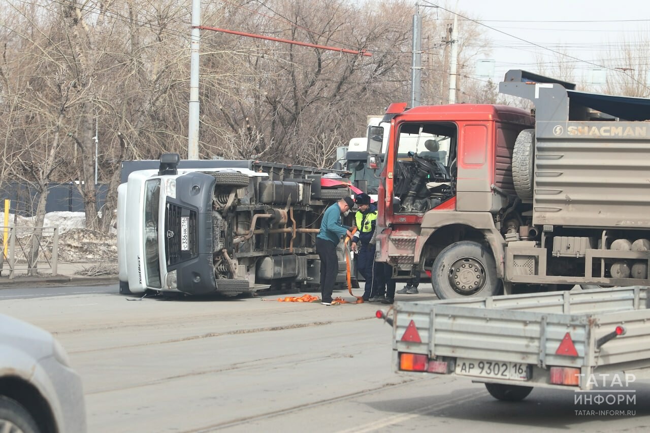 Видео: на Девятаева в Казани грузовик опрокинулся на бок