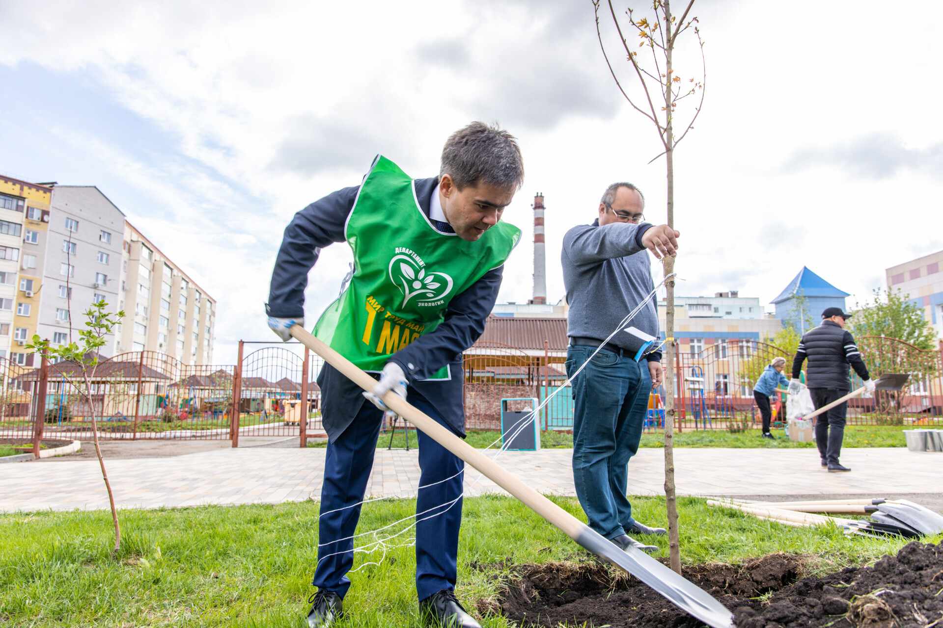 На бульваре «Западные ворота» в Альметьевске семьи высадили фамильные  деревья