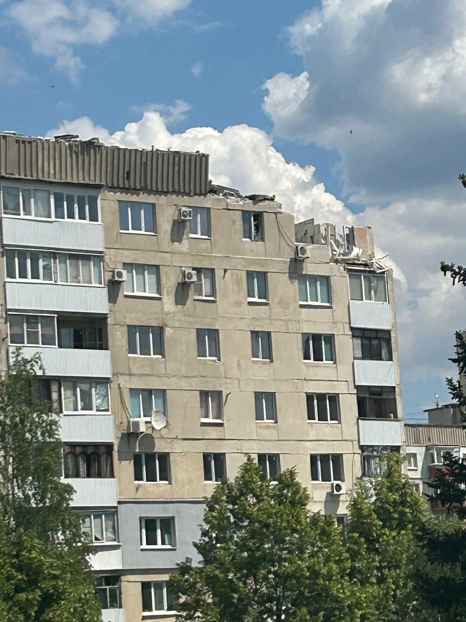 ВСУ нанесли очередной удар по многоэтажке в Лисичанске, есть пострадавшие