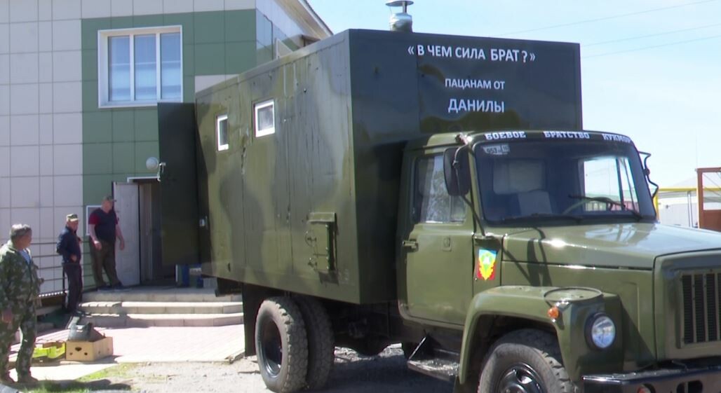 Волонтеры из Кукмора отправили бойцам СВО баню на колесах и мотоцикл «Урал»
