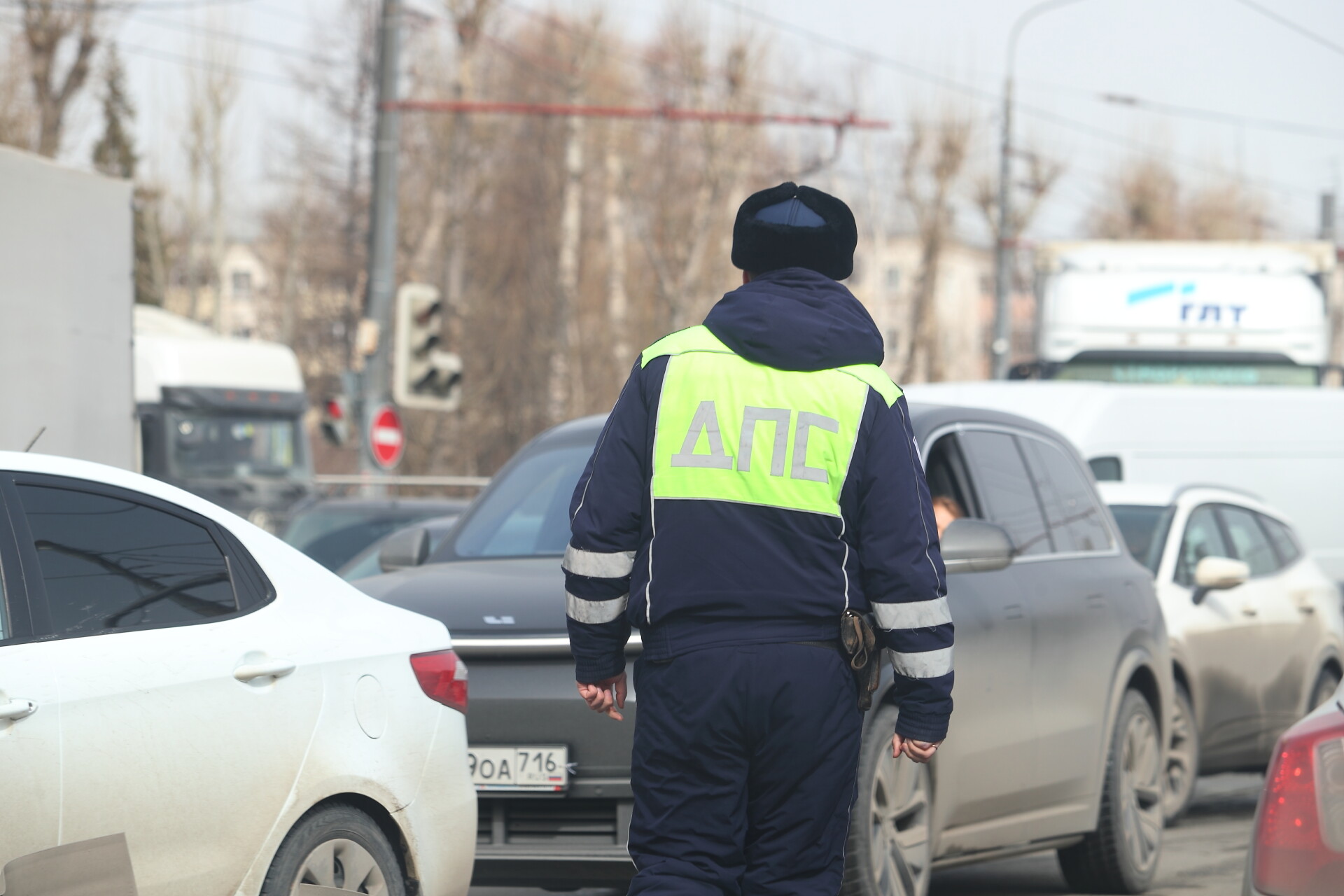 В Казани за сутки оштрафовали более ста водителей за сильно тонированные авто