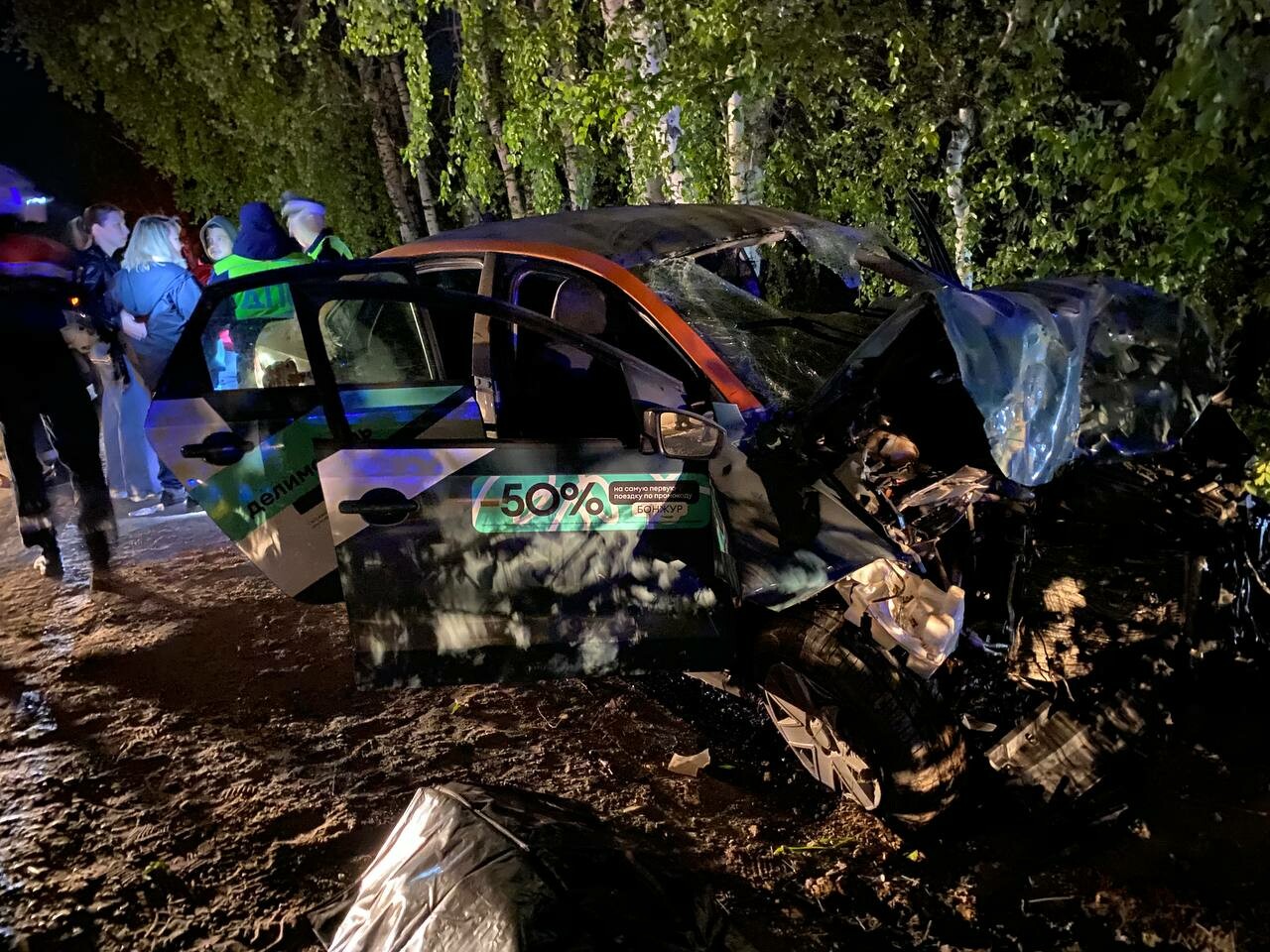 Каршеринговое авто влетело в дерево в Казани, погиб пассажир-подросток