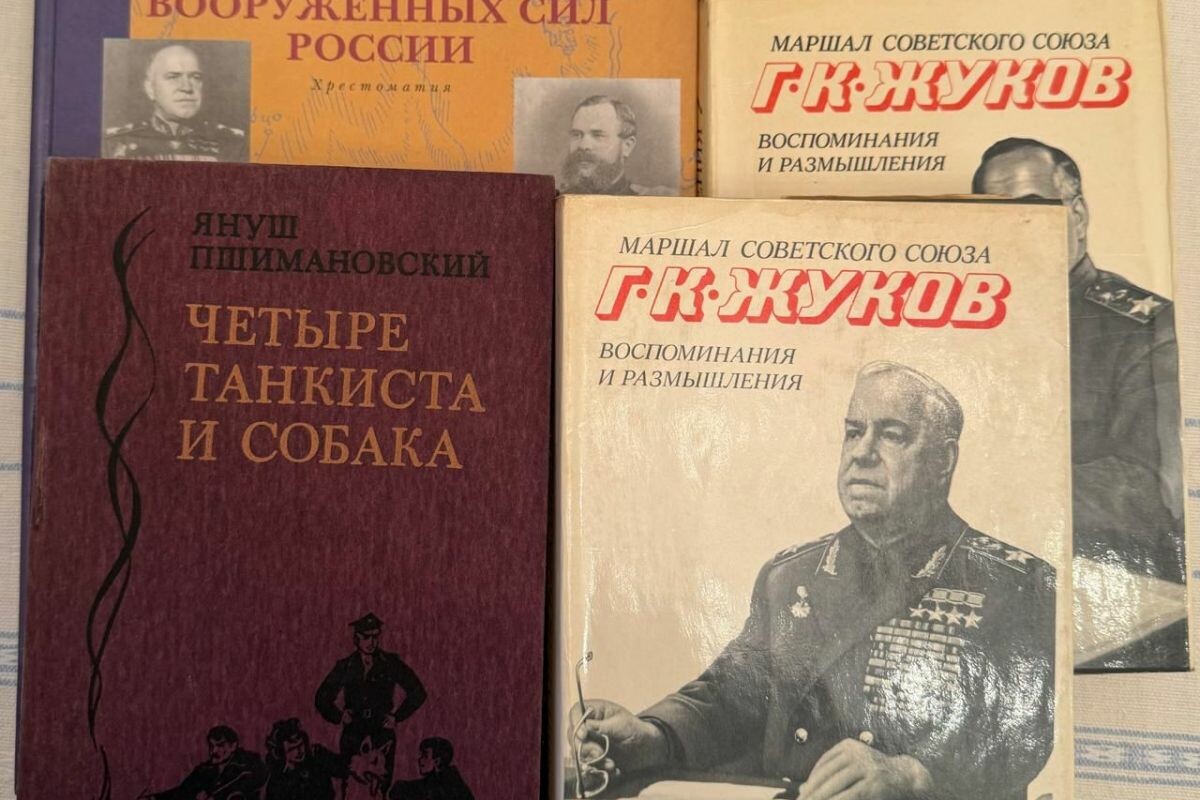 Истребителям неофашистов: Ольга Павлова передала книги и знамя Победы батальону «Казань»