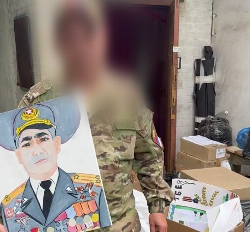 Убывший на СВО по контракту глава поселения из РТ получил портрет от школьников