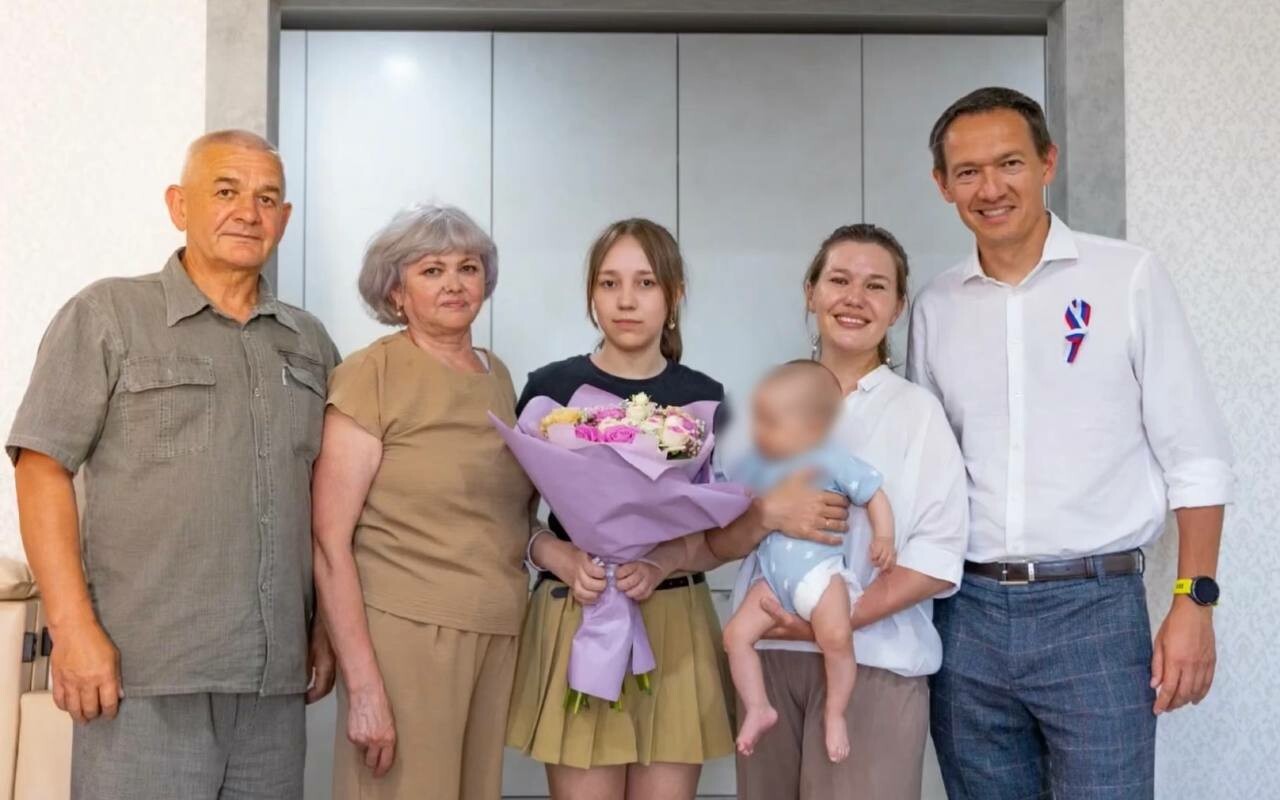 В День России Тимур Нагуманов навестил семьи бойцов с новорожденными детьми