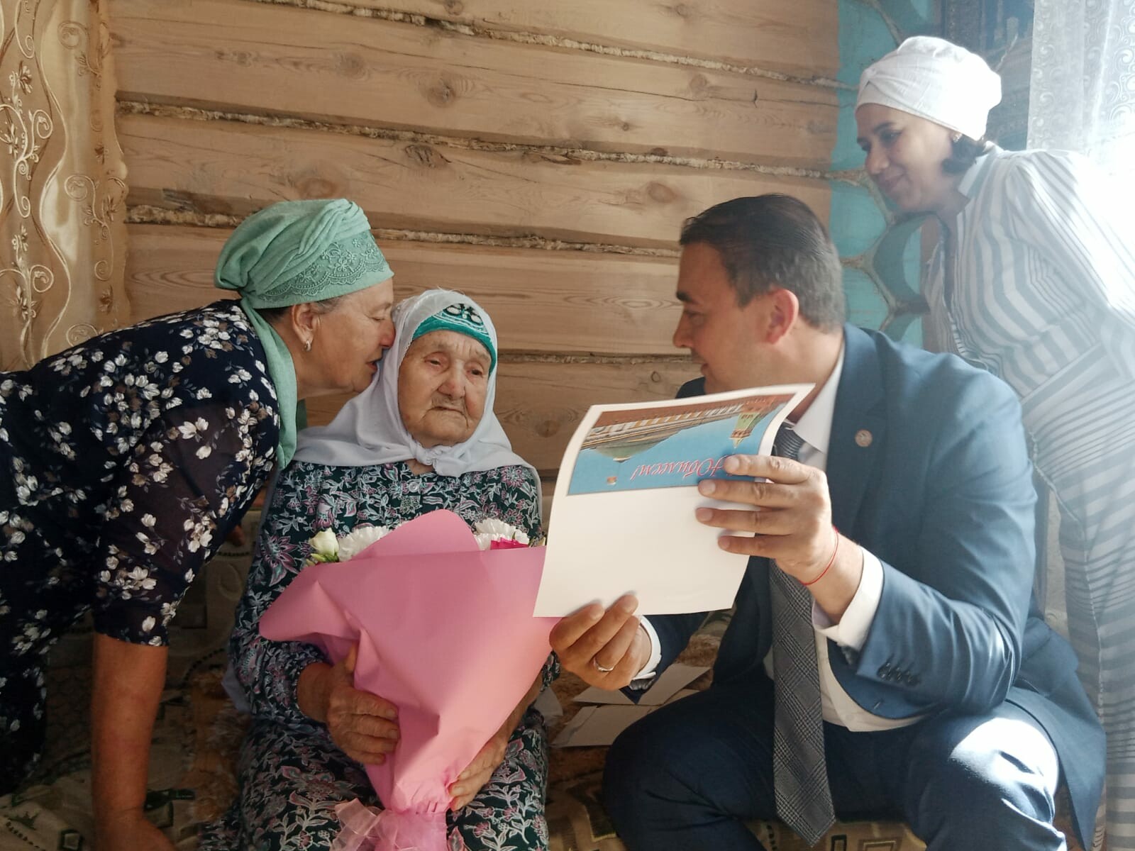Болеет за «Ак Барс», совершает намаз: жительнице Татарстана исполнилось 100 лет