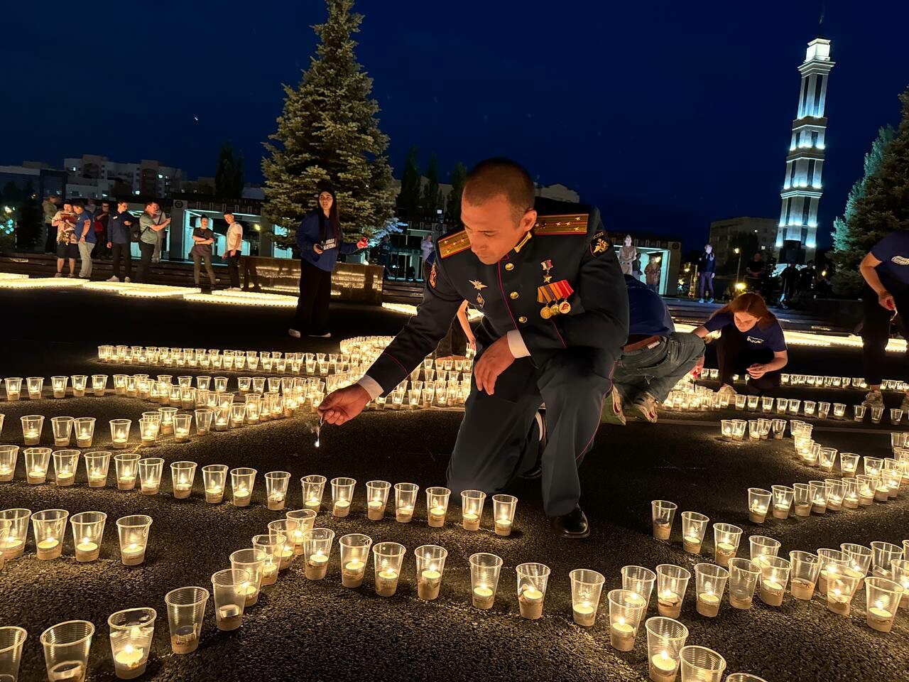 В казанском парке Победы активисты создали портрет Магубы Сыртлановой из свечей