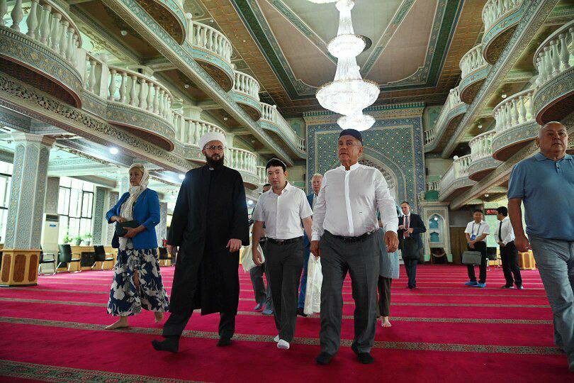 Минниханов посетил татарскую мечеть в китайском городе Урумчи