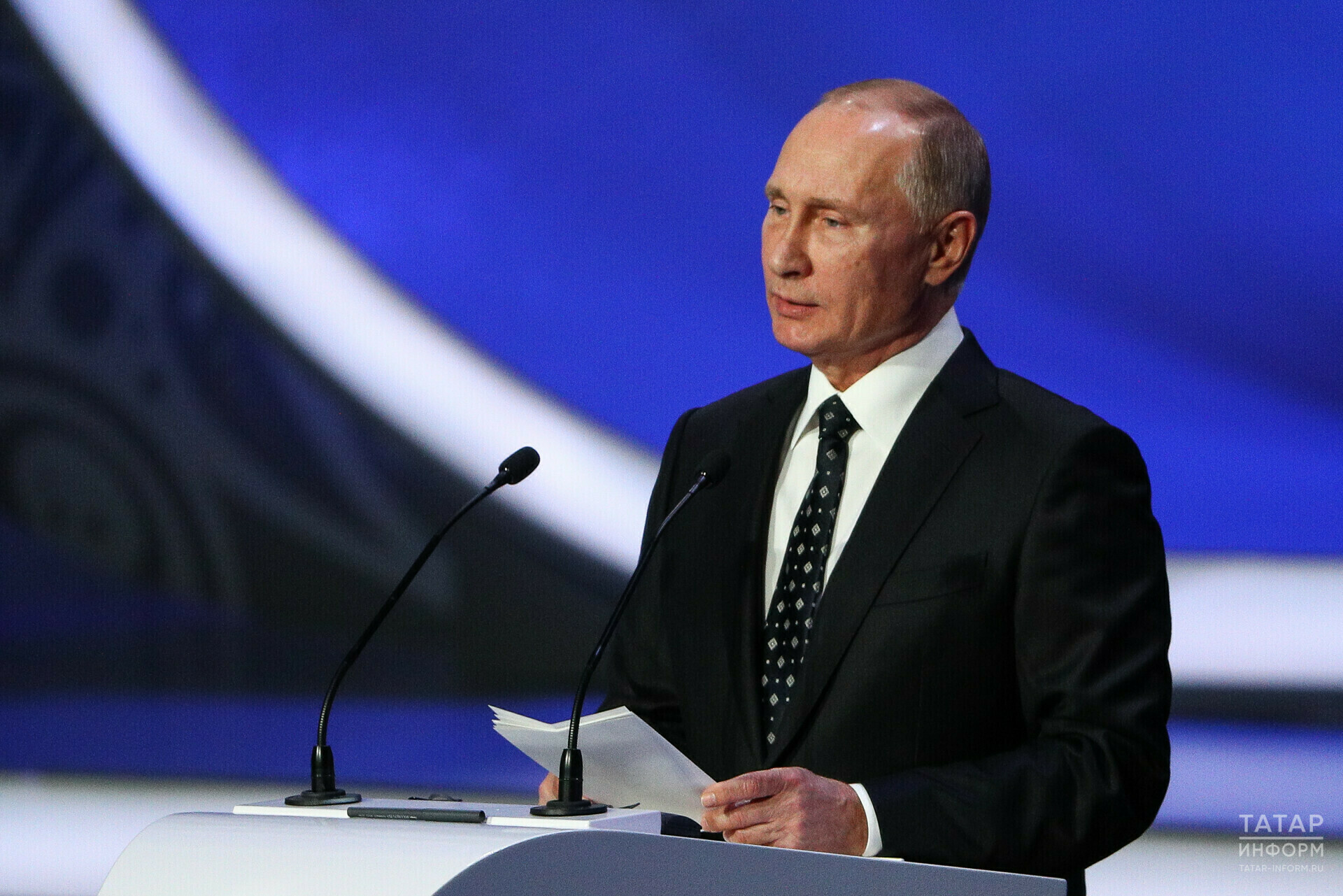 Путин обратился с поздравлением к выпускникам школ
