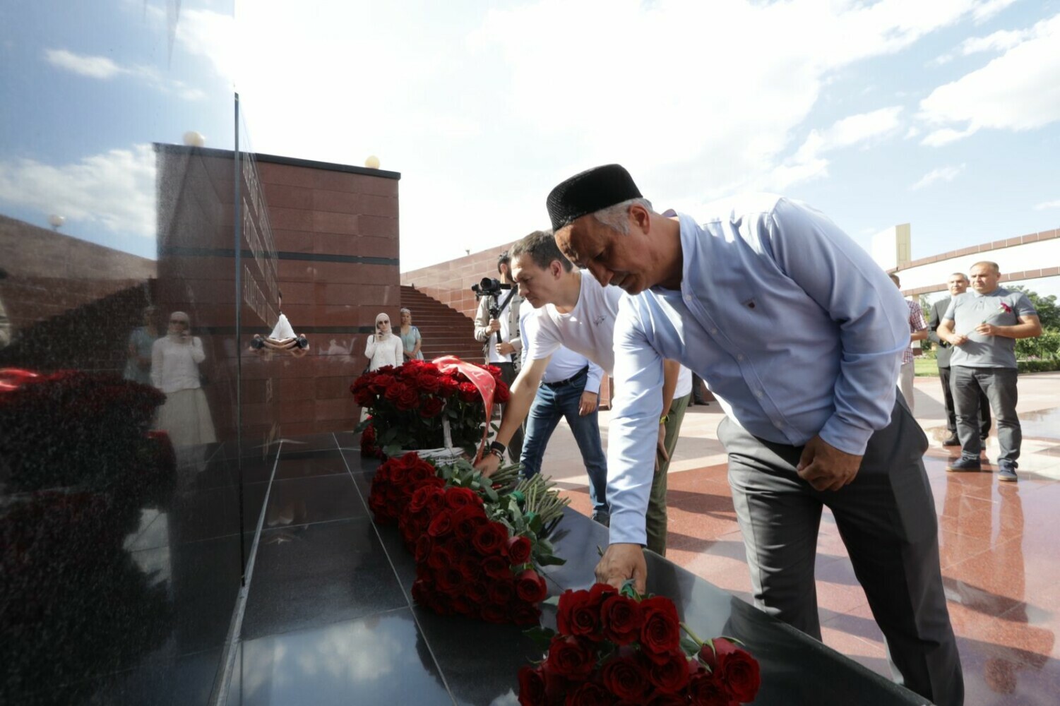 Татарстанская делегация возложила цветы к памятнику первого Президента Чечни