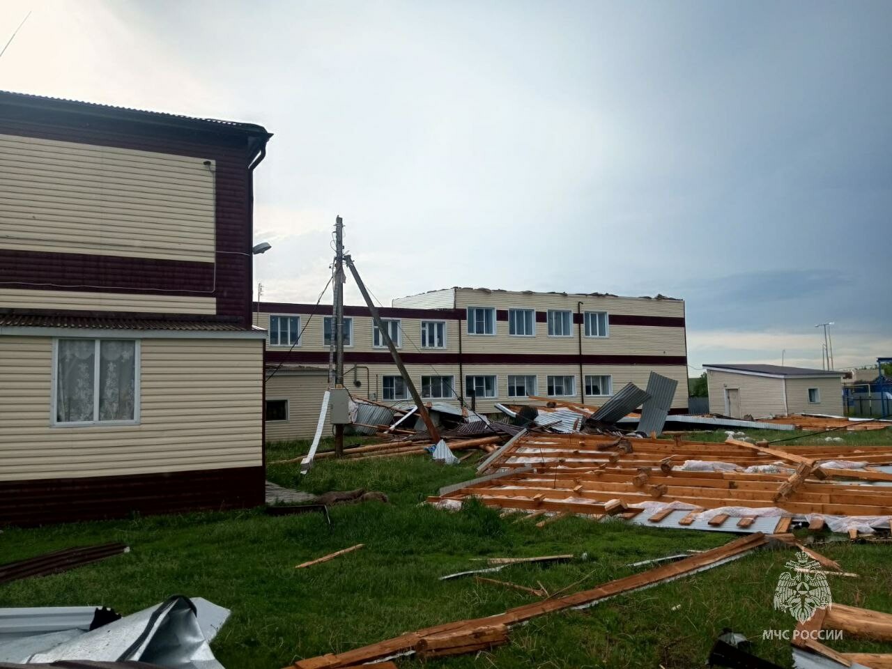 В Кайбицком районе Татарстана сильный ветер сорвал кровлю со школы