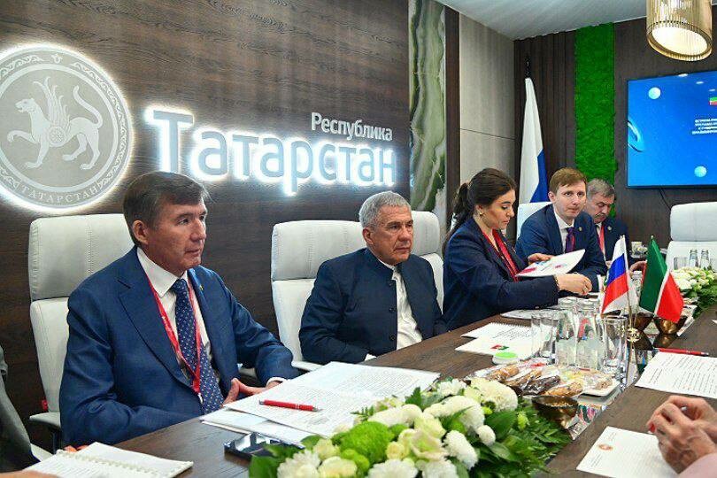 Минниханов обсудил с Мазуром сотрудничество РТ и Томской области на ПМЭФ