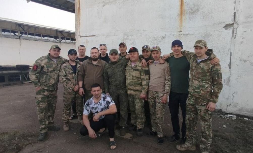 «За содействие СВО»: бойцы наградили волонтера из Нурлата