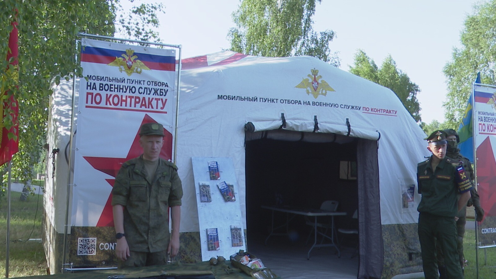 «Заключают по 10 договоров»: в Зеленодольске развернулся пункт по отбору на службу
