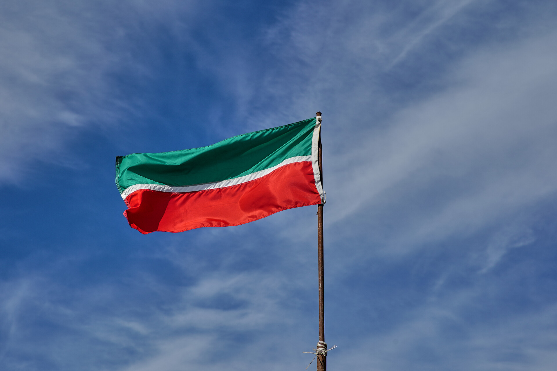На флаги и гербы Татарстана для школ выделят 80 млн рублей