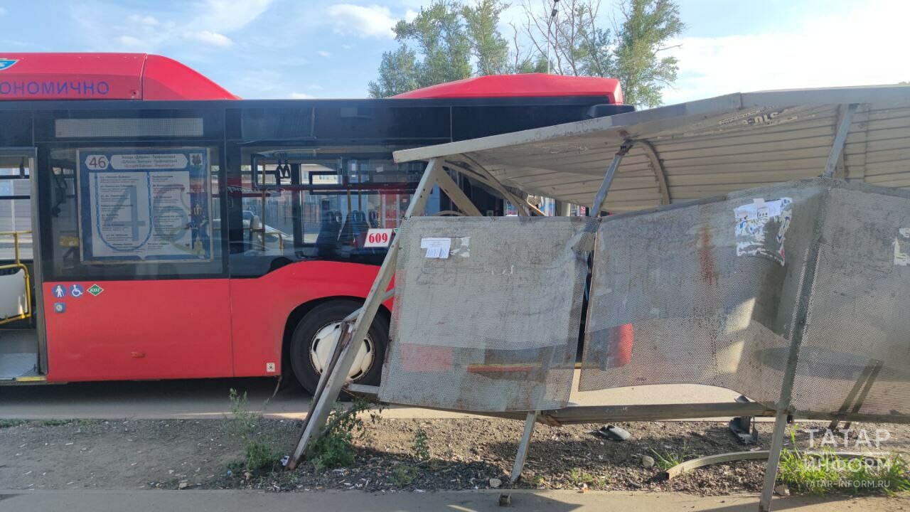 На Горьковском шоссе в Казани автобус протаранил остановку