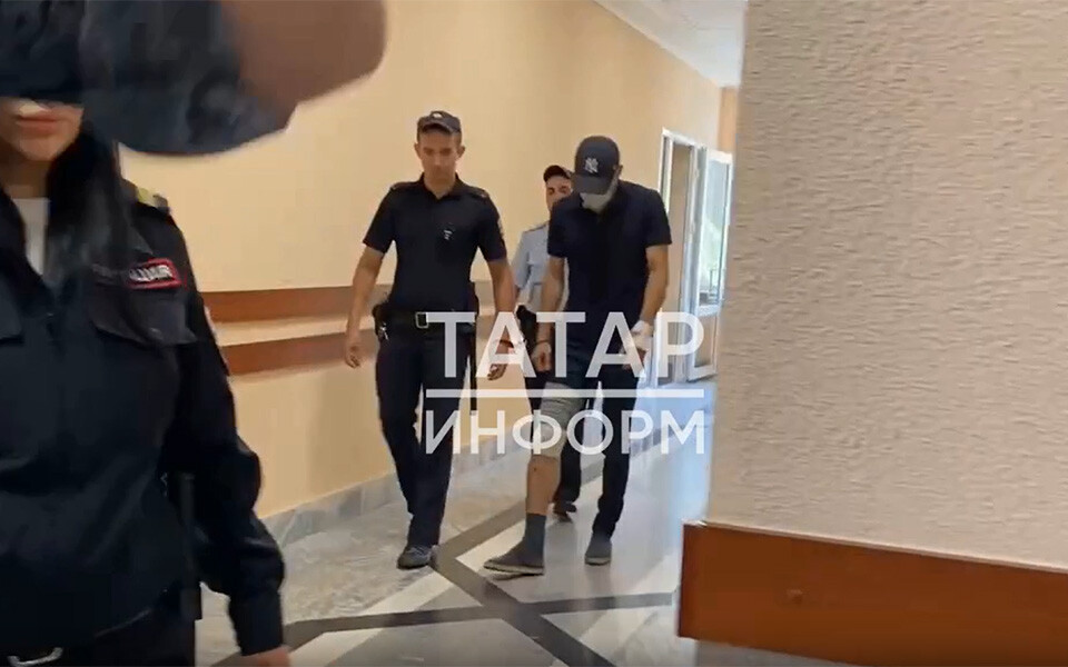 Водителя Porsche, который совершил смертельное ДТП в центре Казани, доставили в суд