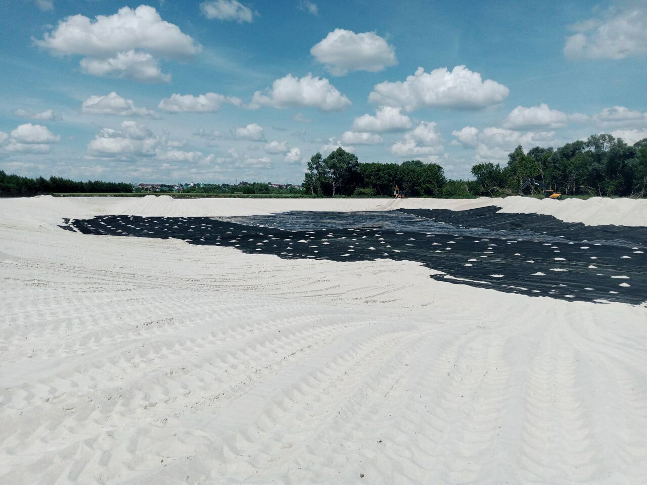 «Татарские Мальдивы»: на реку Карла под Буинском завезли белый песок для пляжа