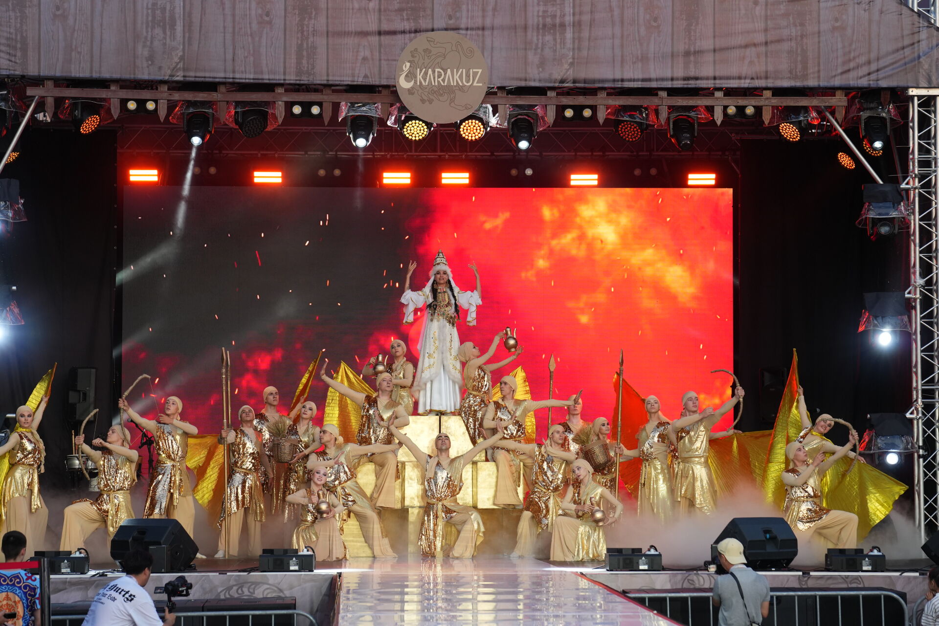 Фестиваль «Каракуз» в Альметьевске начался с открытия «БиблиоНефти» и показа мод