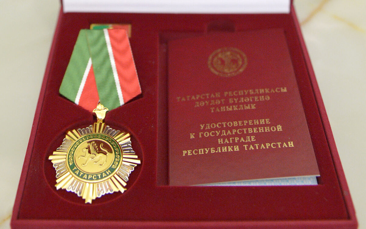 Минниханов наградил трех татарстанцев медалью ордена «За заслуги перед РТ»