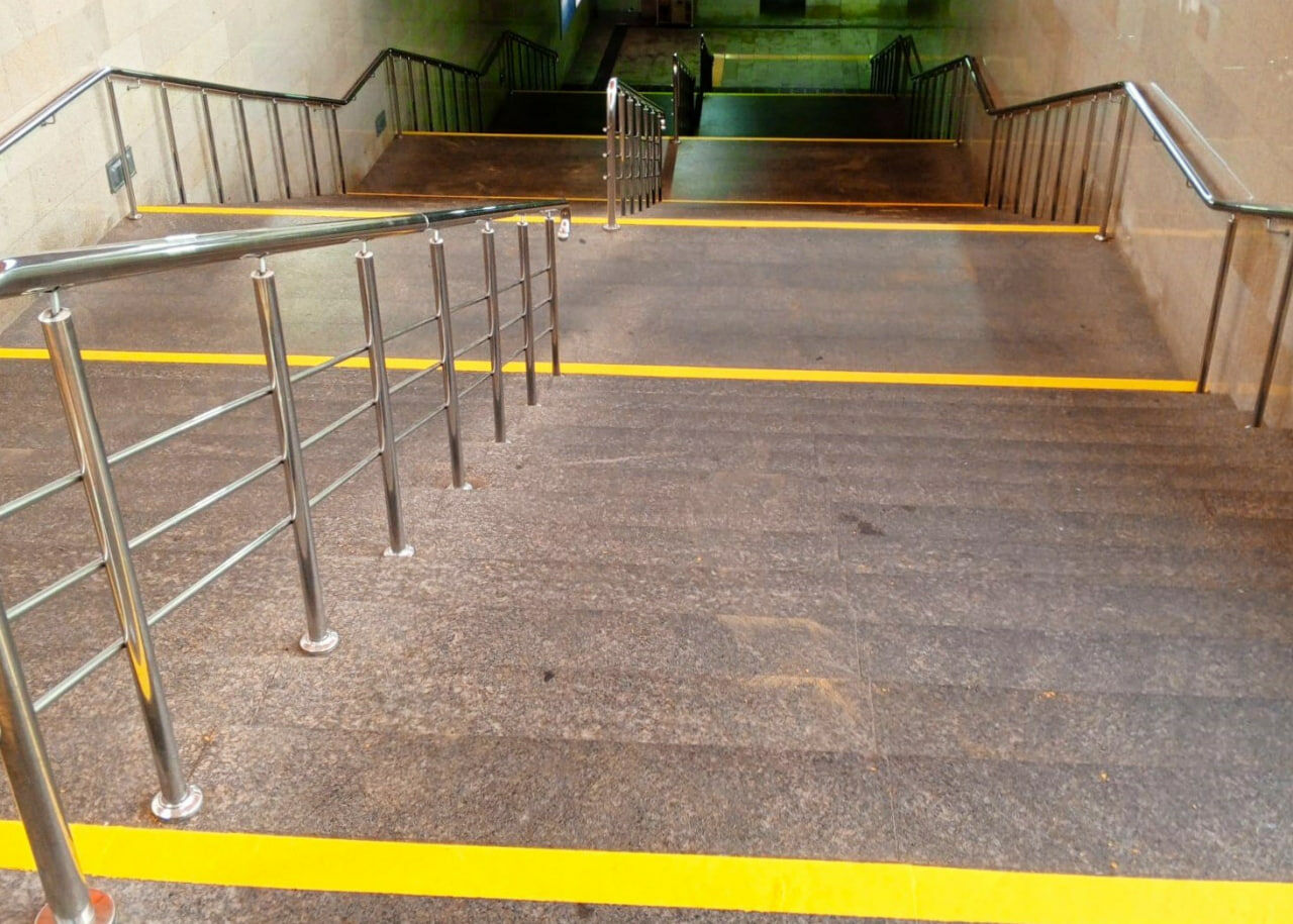 В метро Казани обновили тактильные плиты и желтые линии для маломобильных людей
