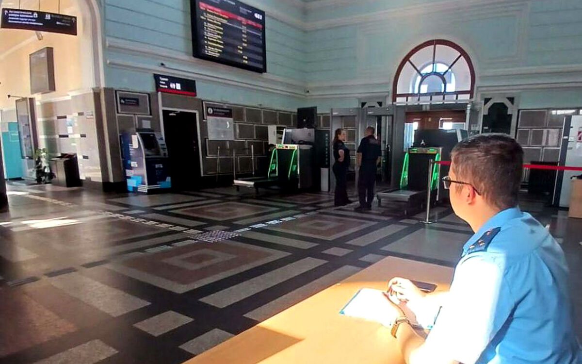 На ж/д вокзале в Казани заработала мобильная приемная для родных пассажиров поезда №491
