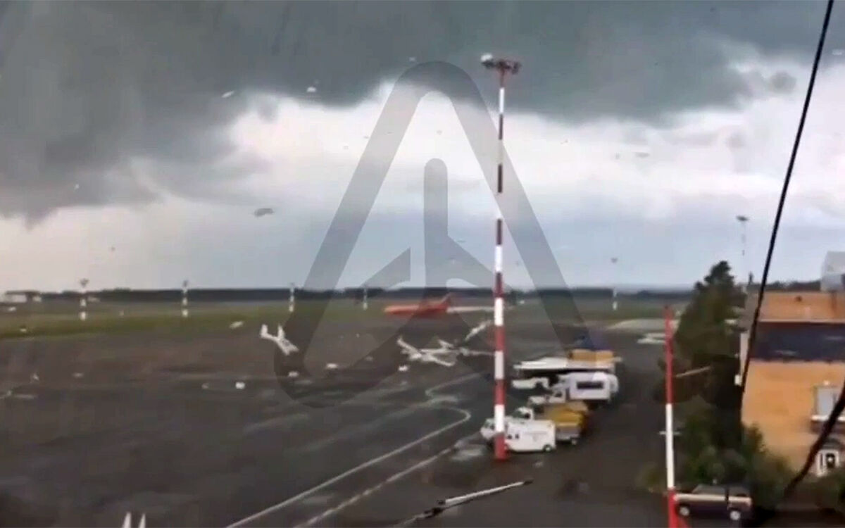 Видео: Смерч раскидал самолеты в аэропорту Бегишево