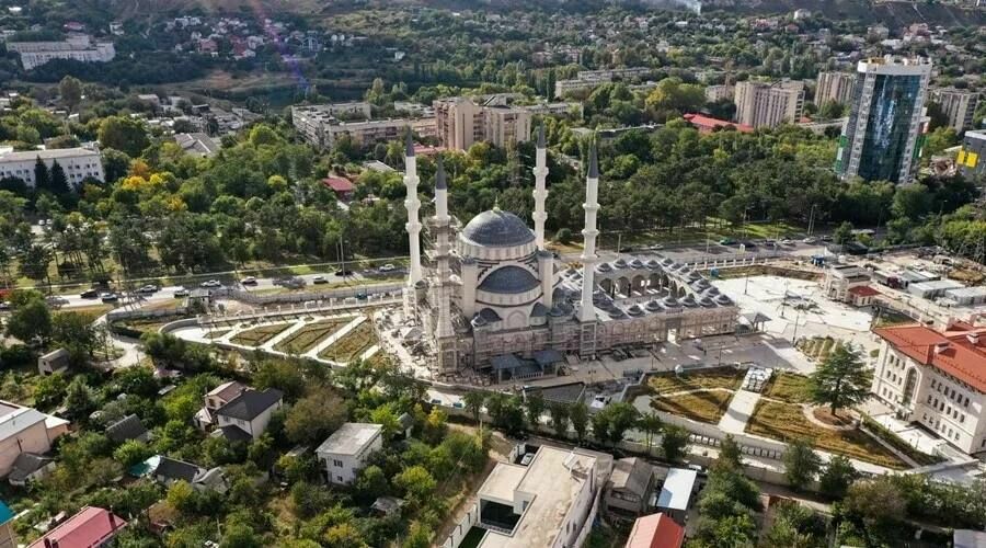 Глава ДУМ Крыма провел экскурсию Минниханову в соборной мечети Симферополя