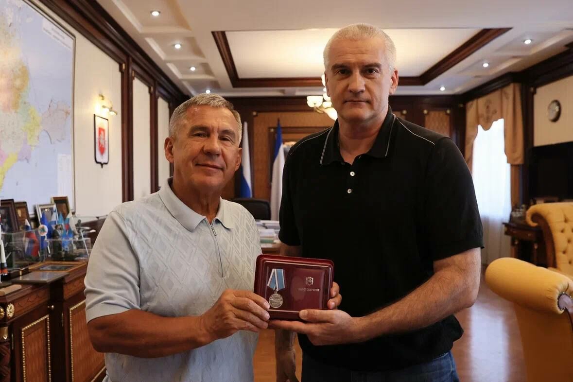 Аксенов вручил Минниханову юбилейную медаль Республики Крым