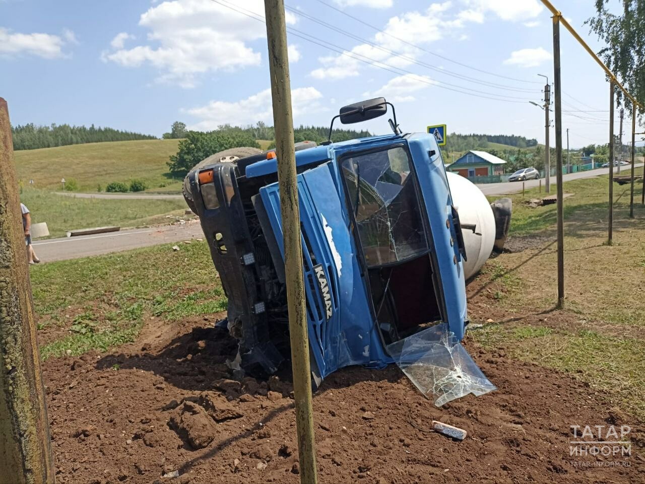 В Ютазинском районе РТ КамАЗ врезался в остановку, водитель получил травмы