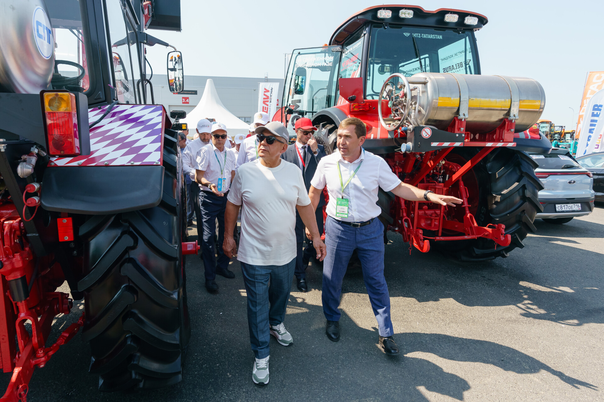 Минниханов на выставке «Агроволга»: китайский комбайн, трактор-шоу и кофе по-турецки