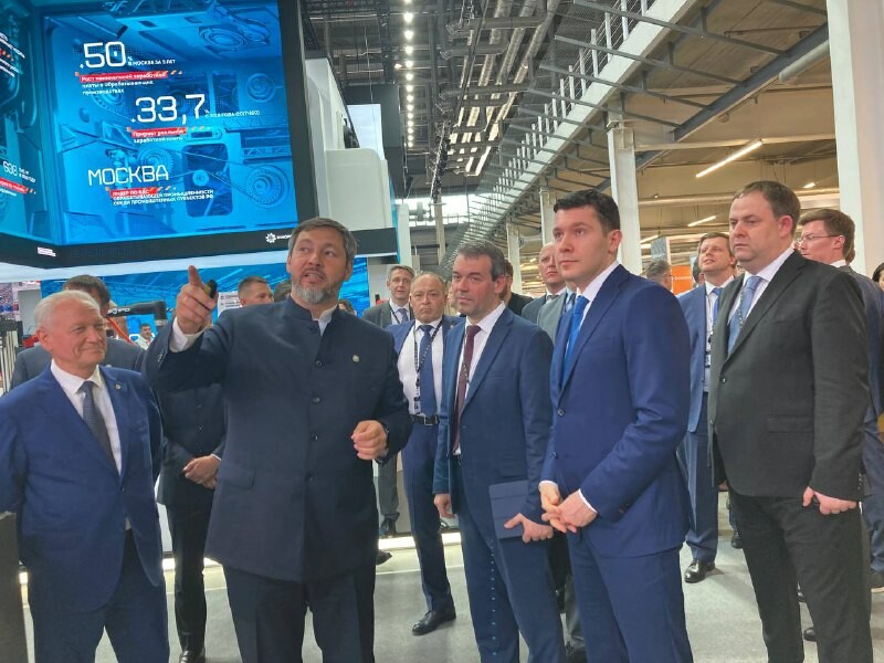 Алиханов побывал на стенде Татарстана на Иннопроме