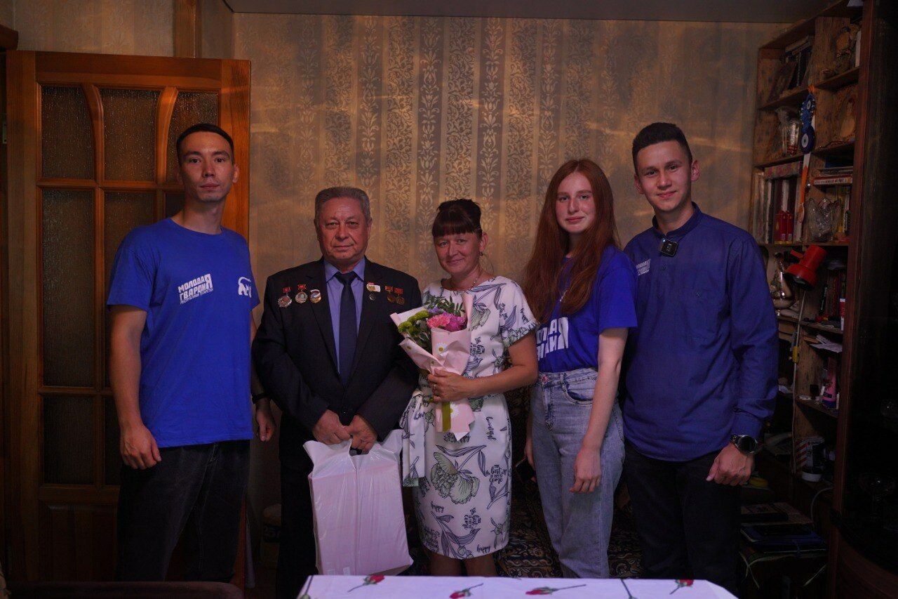 Молодогвардейцы Татарстана в День железнодорожника поздравили ветеранов РЖД