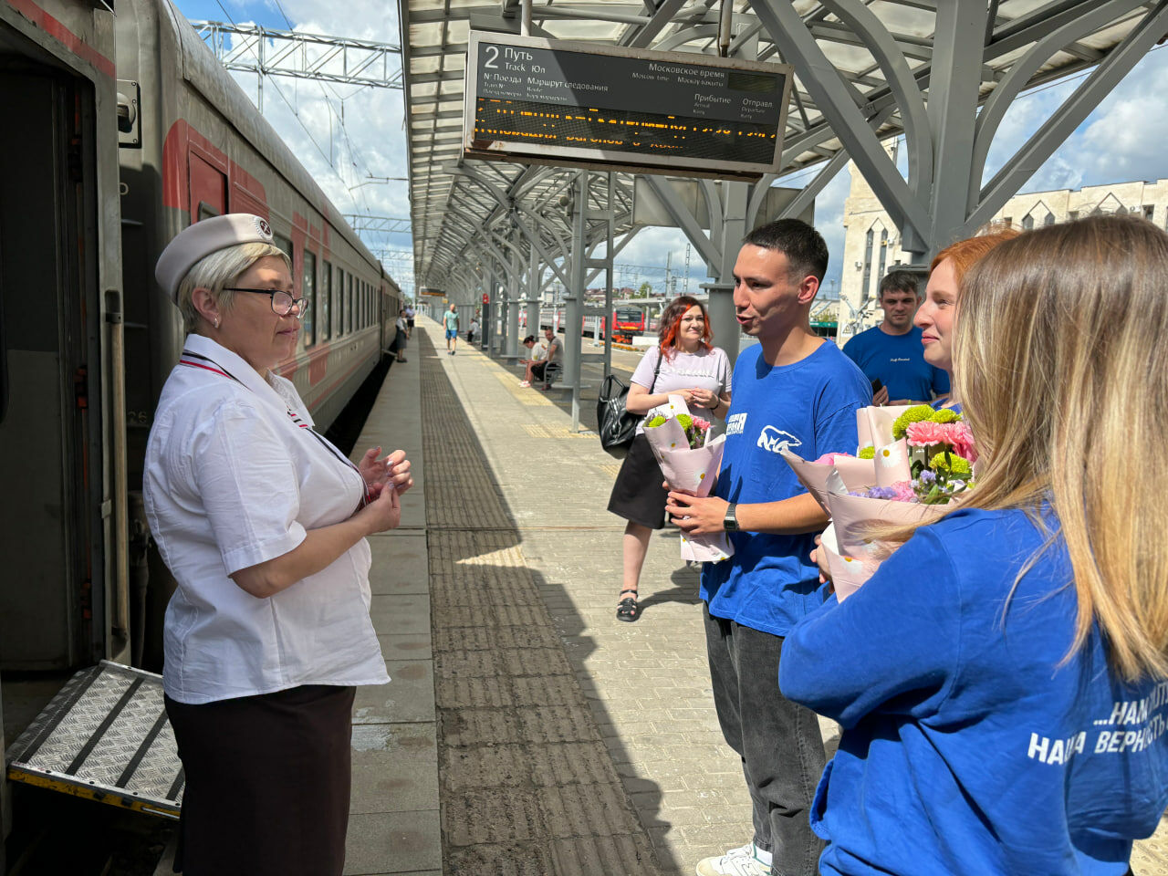 Молодогвардейцы РТ в День железнодорожника подарили букеты проводникам поездов