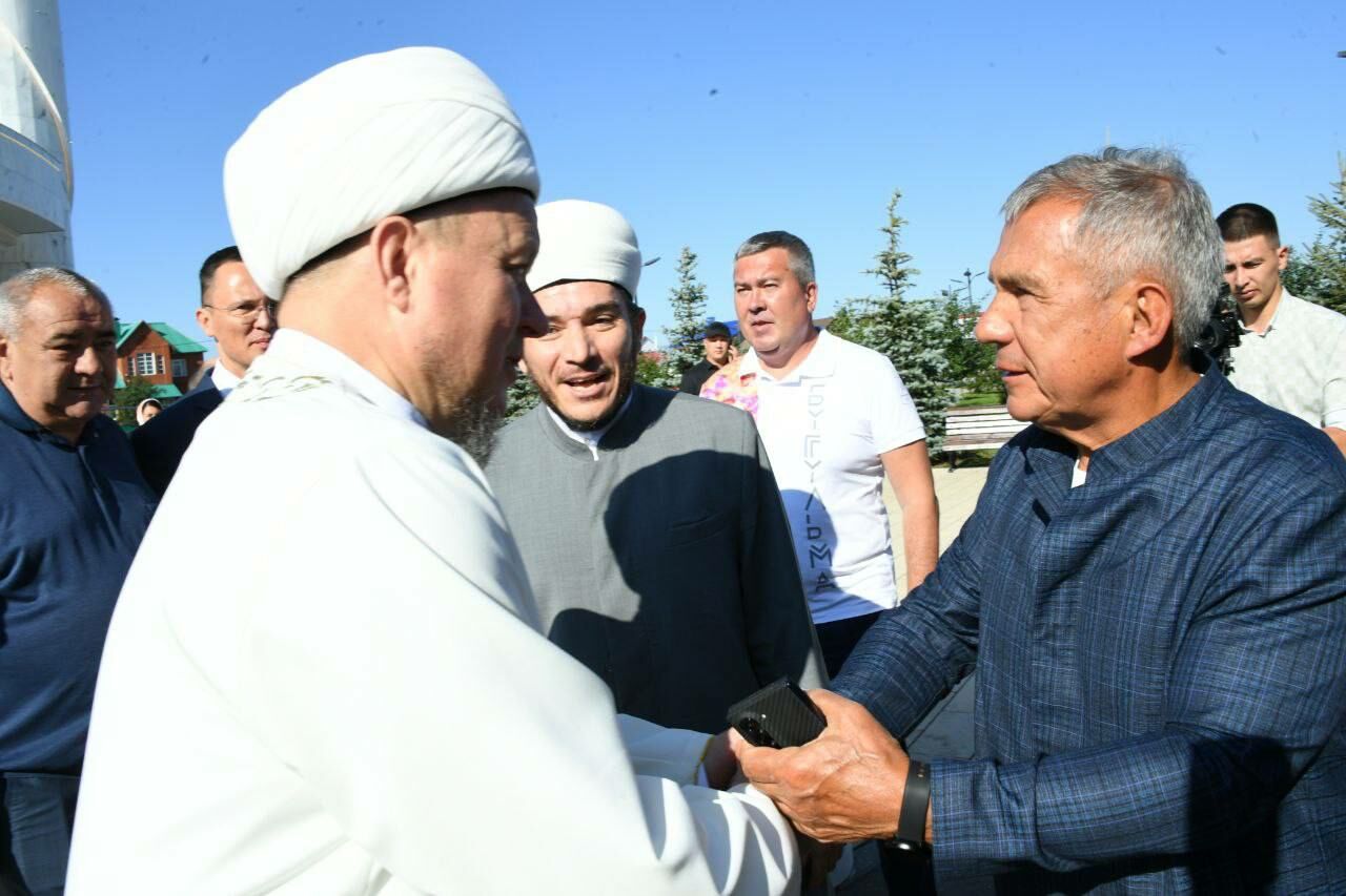 Минниханов посетил мечеть «Гәуһәр» в Бугульминском районе Татарстана