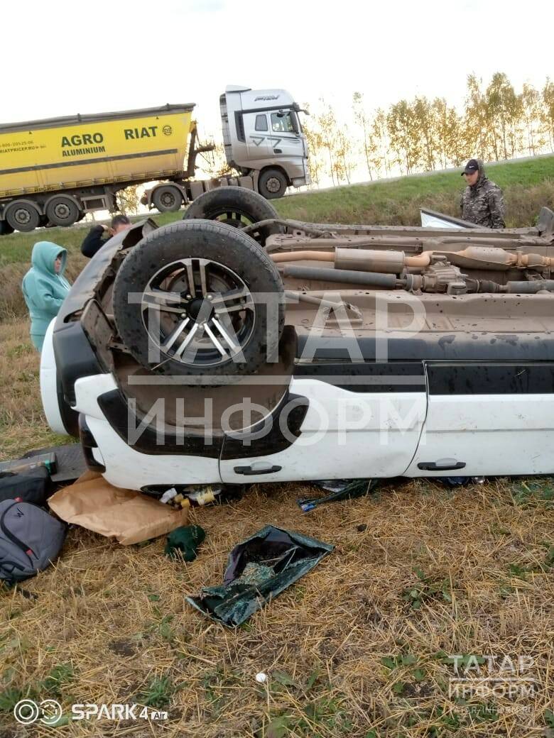 В Альметьевском районе внедорожник съехал с трассы и перевернулся, водитель в больнице