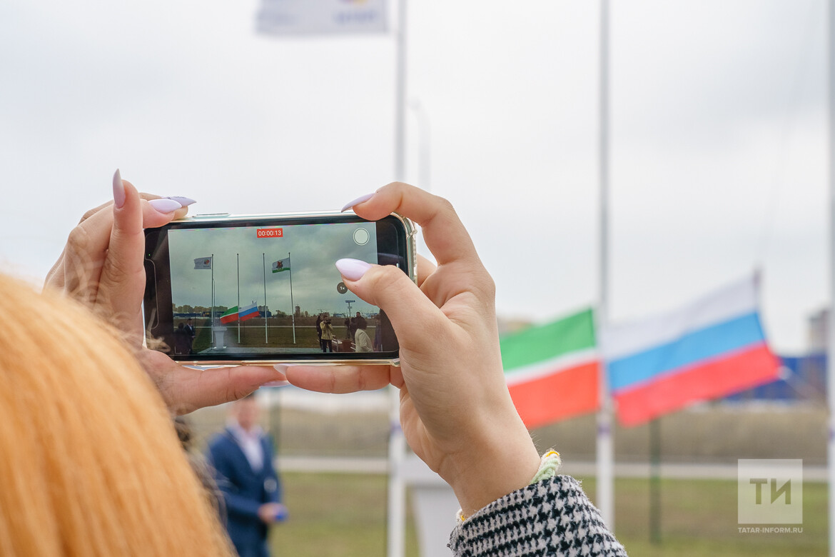 В школах Татарстана заложили традицию поднимать государственные флаги РФ и  РТ